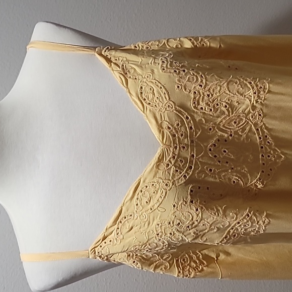 TORRID YELLOW TANK TOP EMBROIDERED EYELET CAMISOLE SLEEVELESS V NECK BLOUSE 1X - Picture 3 of 12